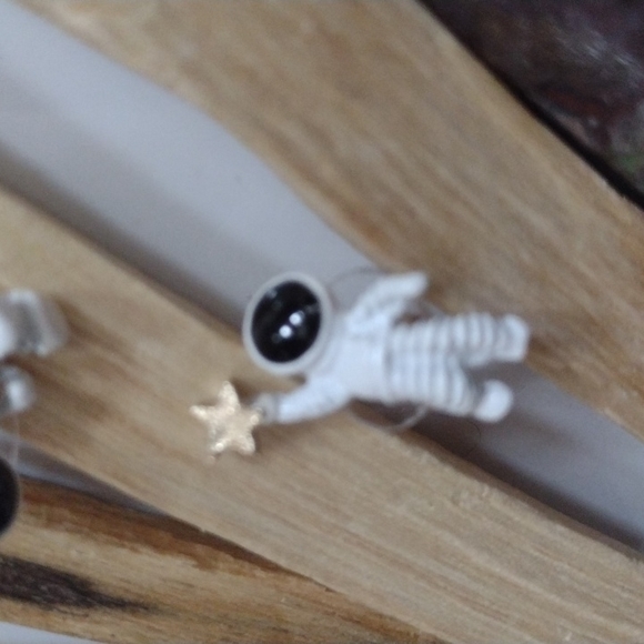 HIT Earrings astronaut stud in super trendy 3d  and 🔥 item right now - Picture 6 of 7